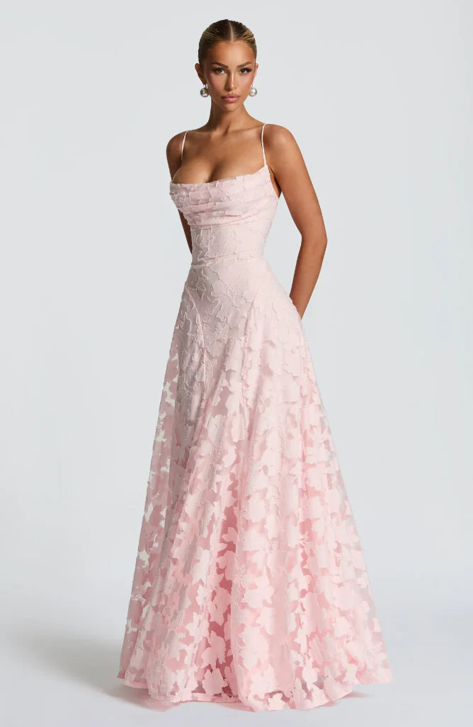 NOVA - Elegante vestido largo de encaje